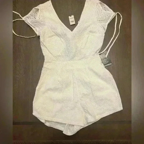 Express Romper One-Piece White Eyelet Lace Cut Out Back Pockets Size 4 - Picture 3 of 8